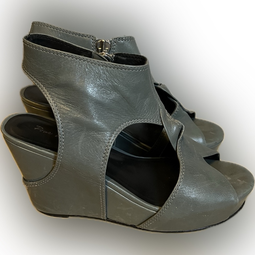 Pour La Victoire Gray Wedge Sandals size 8.5